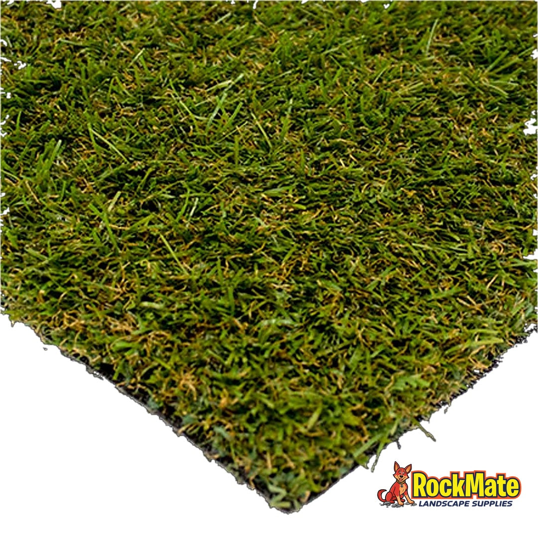 SYNLawn Classic 35 artificial turf, close up of the 35mm pile in Field Green and Olive Green